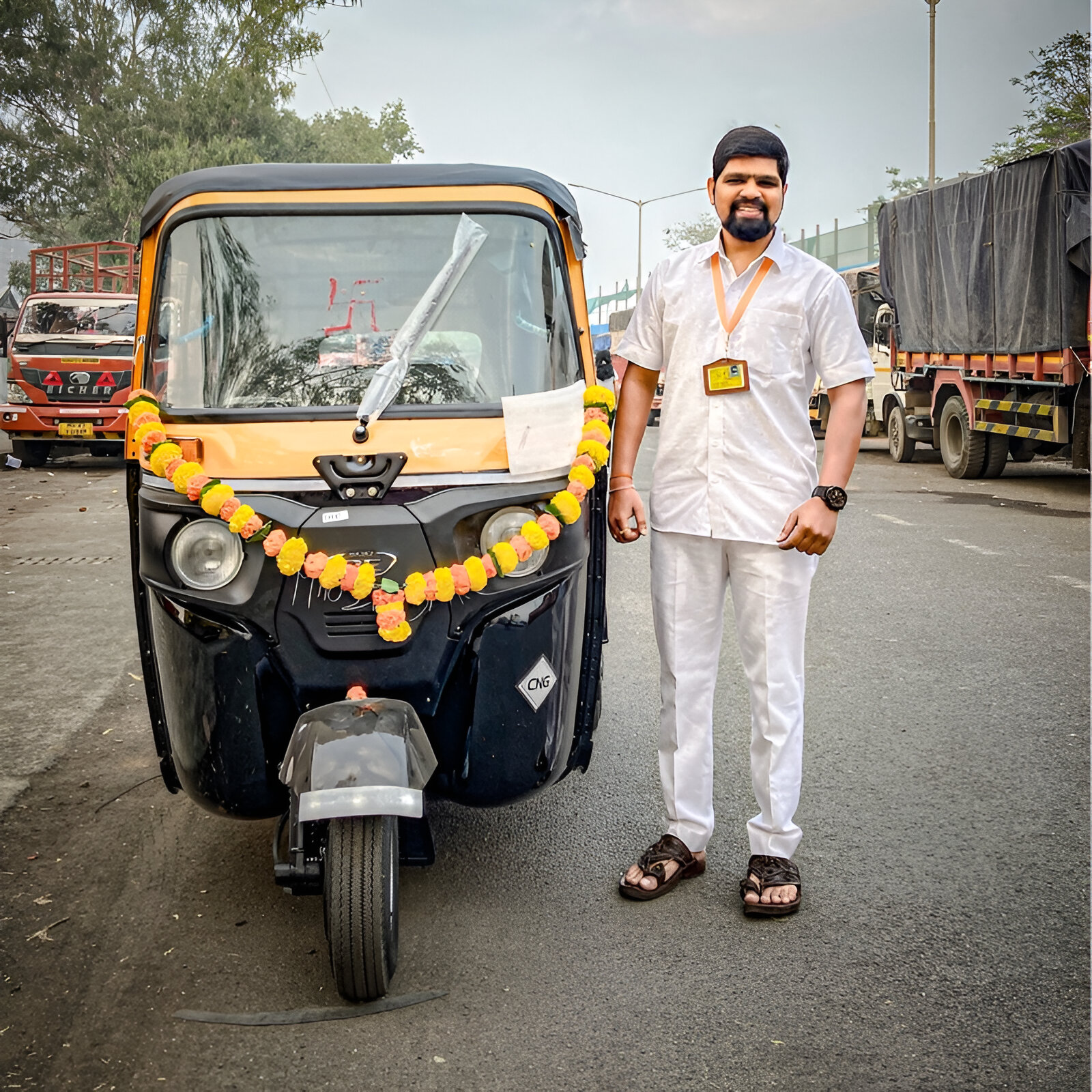 Graphic designer becomes auto driver after struggling to find a job, inspiring netizens