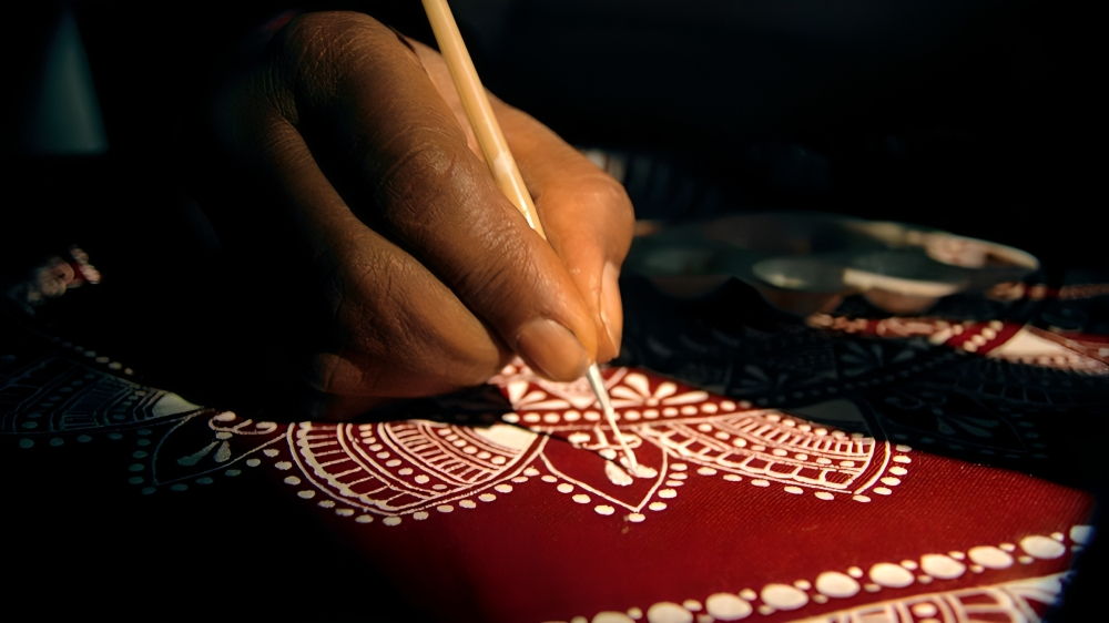 What is the 'Aipan art' which is popular in Uttarakhand?