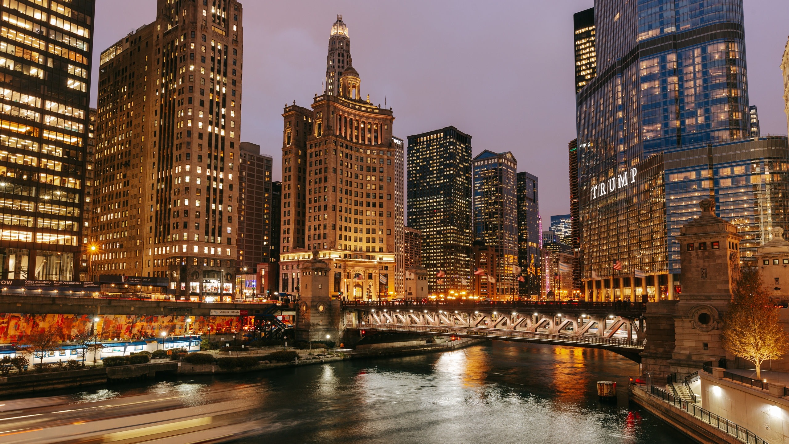 How did Chicago achieve 100% renewable energy for its municipal buildings?