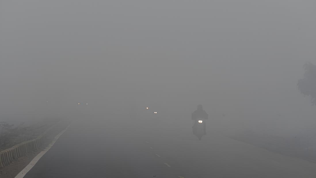 Dense Fog Paralyzes Delhi-NCR, Flights and Trains Hit Amid Severe Cold Wave!
