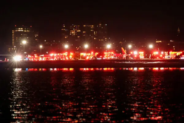 Deadly Midair Collision! Passenger Jet and Military Helicopter Crash Near Reagan Airport