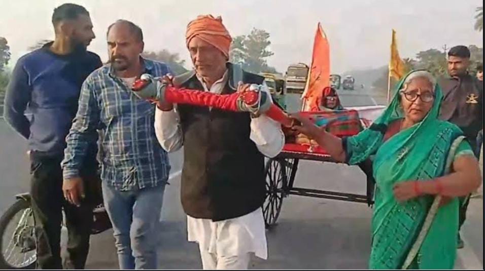 Modern-Day Shravan Kumar: A Son's Heartfelt Journey to the Maha Kumbh Mela