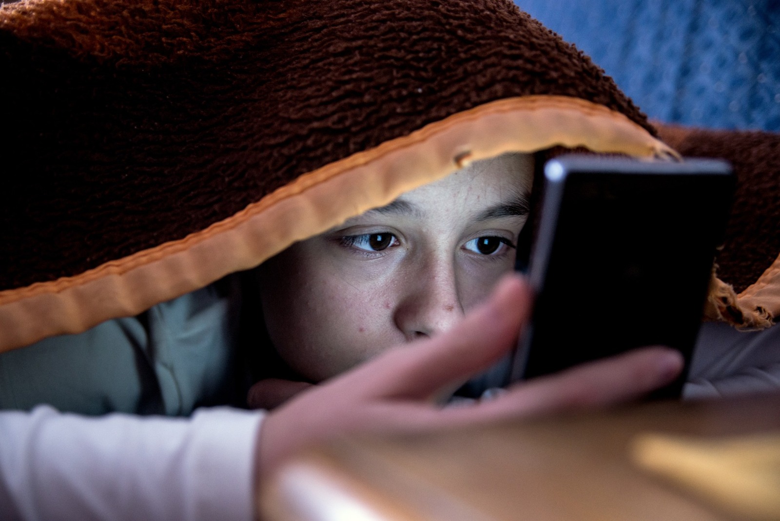 The Hidden Dangers of Late-Night Phone Use: How It Affects Your Brain and Sleep