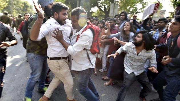 Maha Shivratri: Delhi University Students Clash Over Non Veg Food!