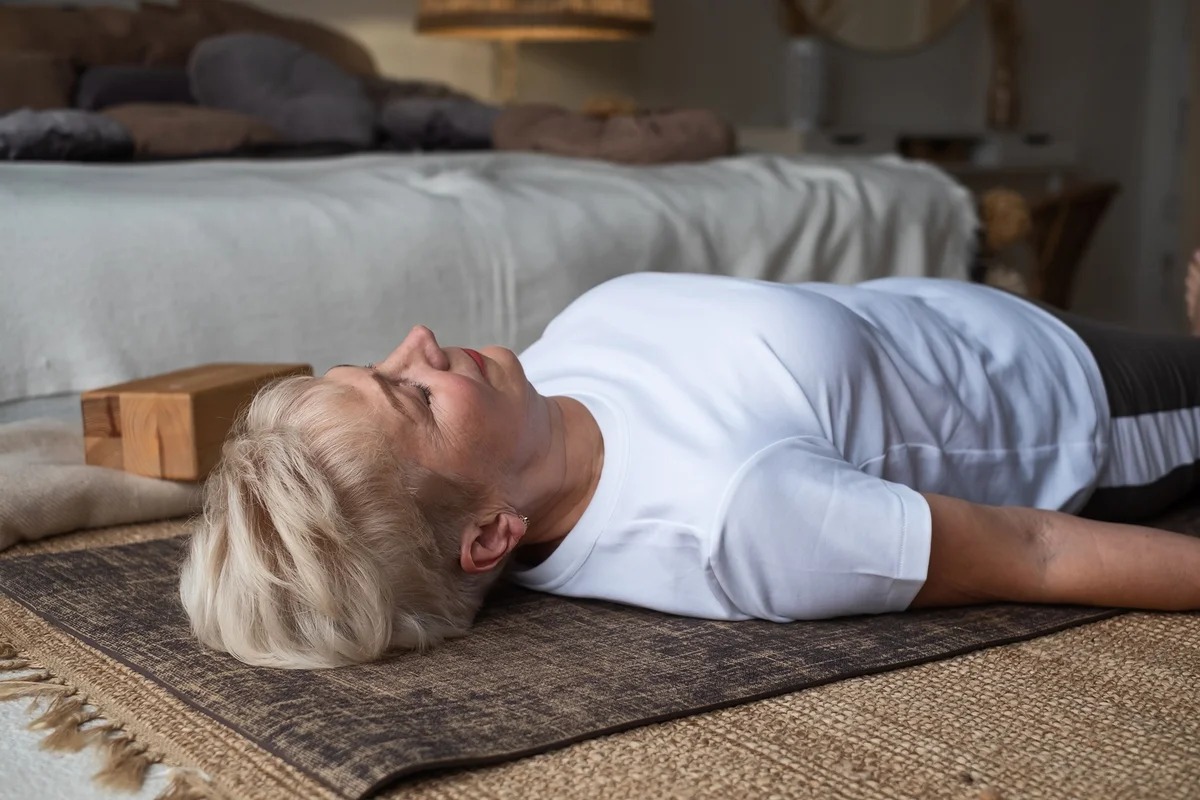 Sleeping on the floor miracle for your spine or a health nightmare !