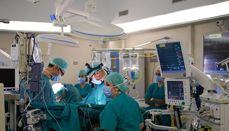 Woman Wakes Up British After Surgery—Doctors Can’t Explain Why!