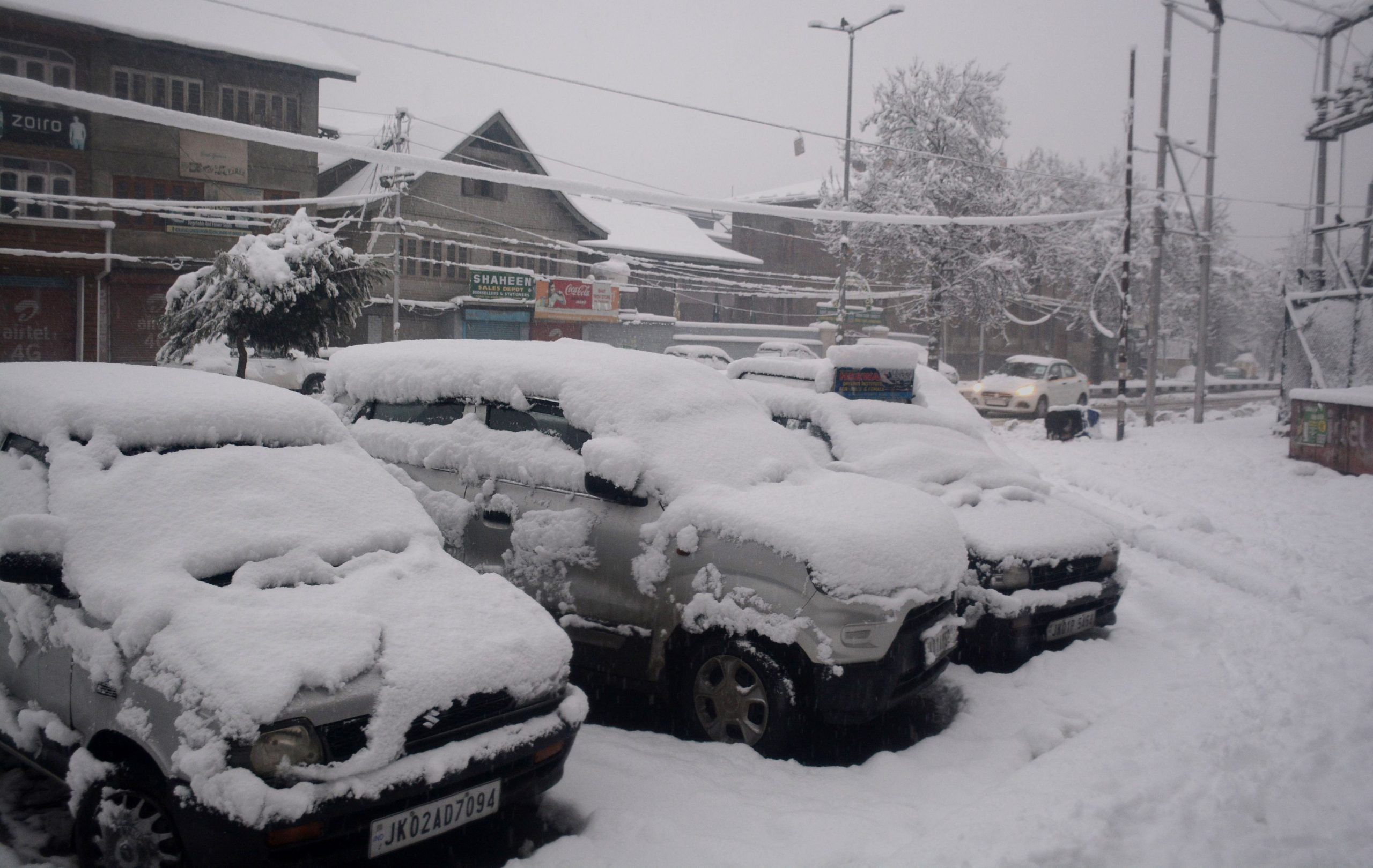 Kashmir in Crisis: Heavy Snowfall Traps Thousands, Highways Shut Down!