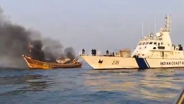 Fishing boat catches fire off Maharashtra coast, All 18 Crew members rescued!