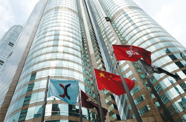China, HK Stocks Climb on Optimism Ahead of Policy Meetings