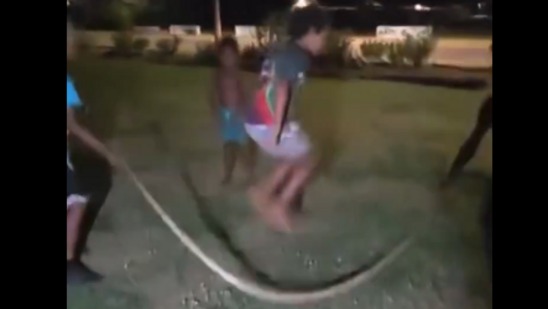 Shocking! Children use snake as skipping rope in Australia!