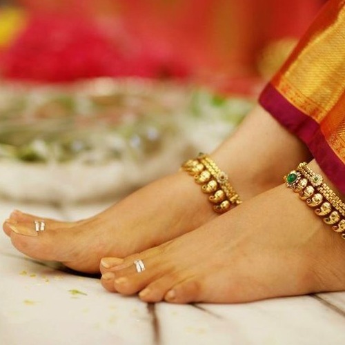 Why women don't wear toe rings before marriage!