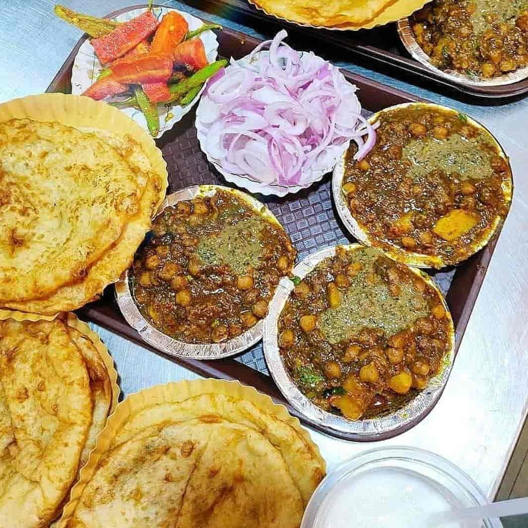 Weekend pr chole bhature khaane hai? Here are the best spots in Delhi you can’t miss!