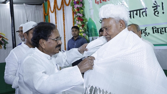 5 Leaders Quit Nitish Kumar's JDU Over Waqf Board Bill Stance!