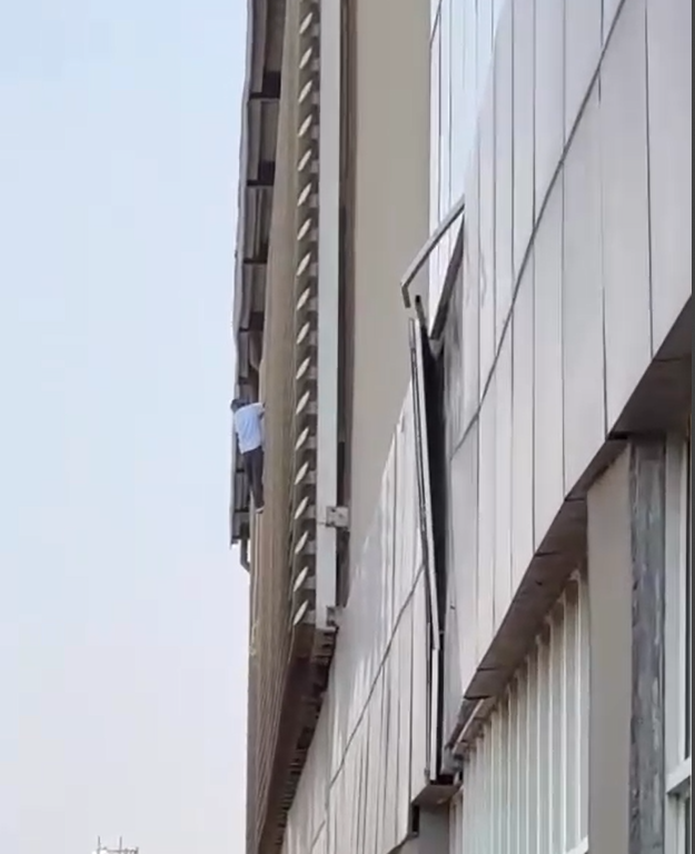Man Hangs from Mayur Vihar Metro Station for an Hour Before Jumping!