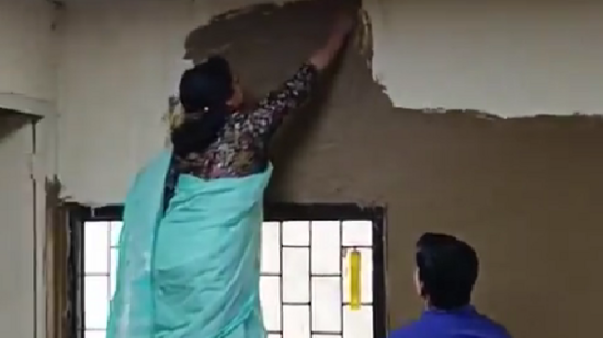 DU Principal Plasters Cow Dung on Classroom Walls! Video Goes Viral!