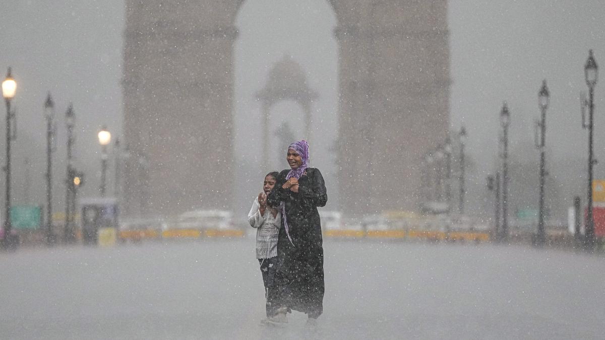 Sudden showers drench Delhi, Flights delayed and Traffic crawls!