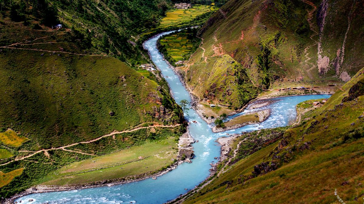 Why do some rivers stay single while others split apart?