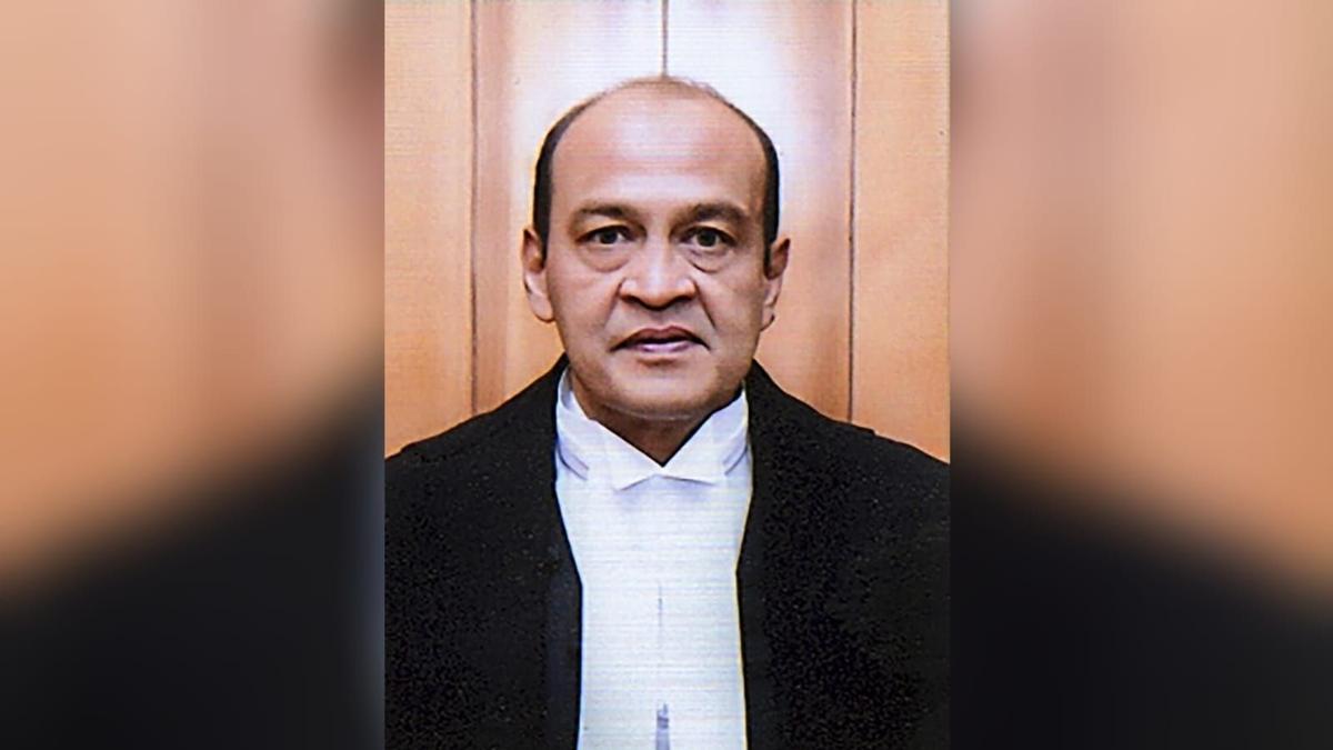 Crores in cash found in Judge s burned storeroom!