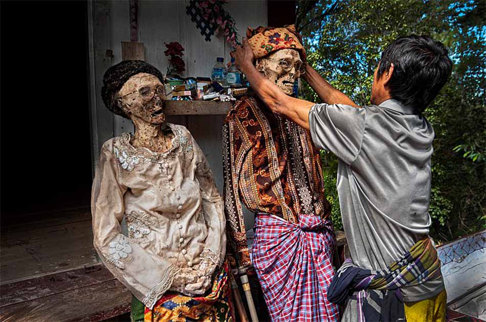 Dancing with the Dead in Toraja!