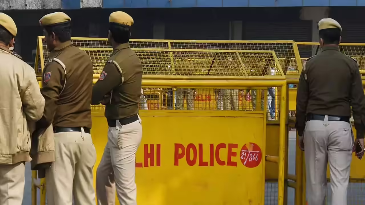 Two Delhi schools receive bomb threat emails; police conduct search operations!