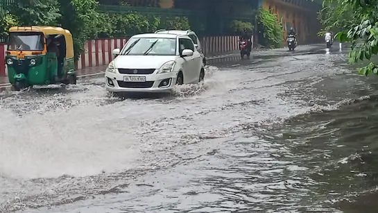 Flight operations disrupted amid heavy rain in Delhi!