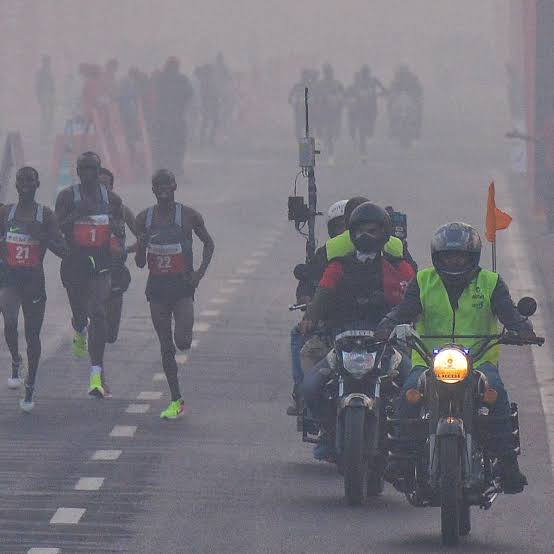 Marathon held in Delhi despite AQI soaring past 400!