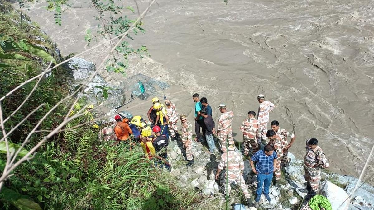 BREAKING: A vehicle plunged into the Alaknanda River , many feared dead!