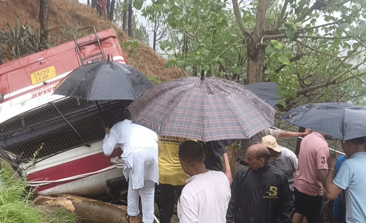 Himachal horror: Bus plunges into Gorge in Mandi – 20 injured, rescue ongoing!