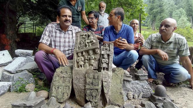 Hidden hindu idols discovered at Kashmir Spring!