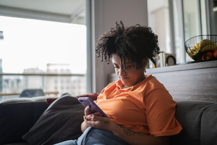 Screen Time Surge Raises Neck Pain Risk by 88%, New Study Warns