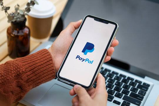 PayPal shares drop nearly 10%! CEO flags warning.