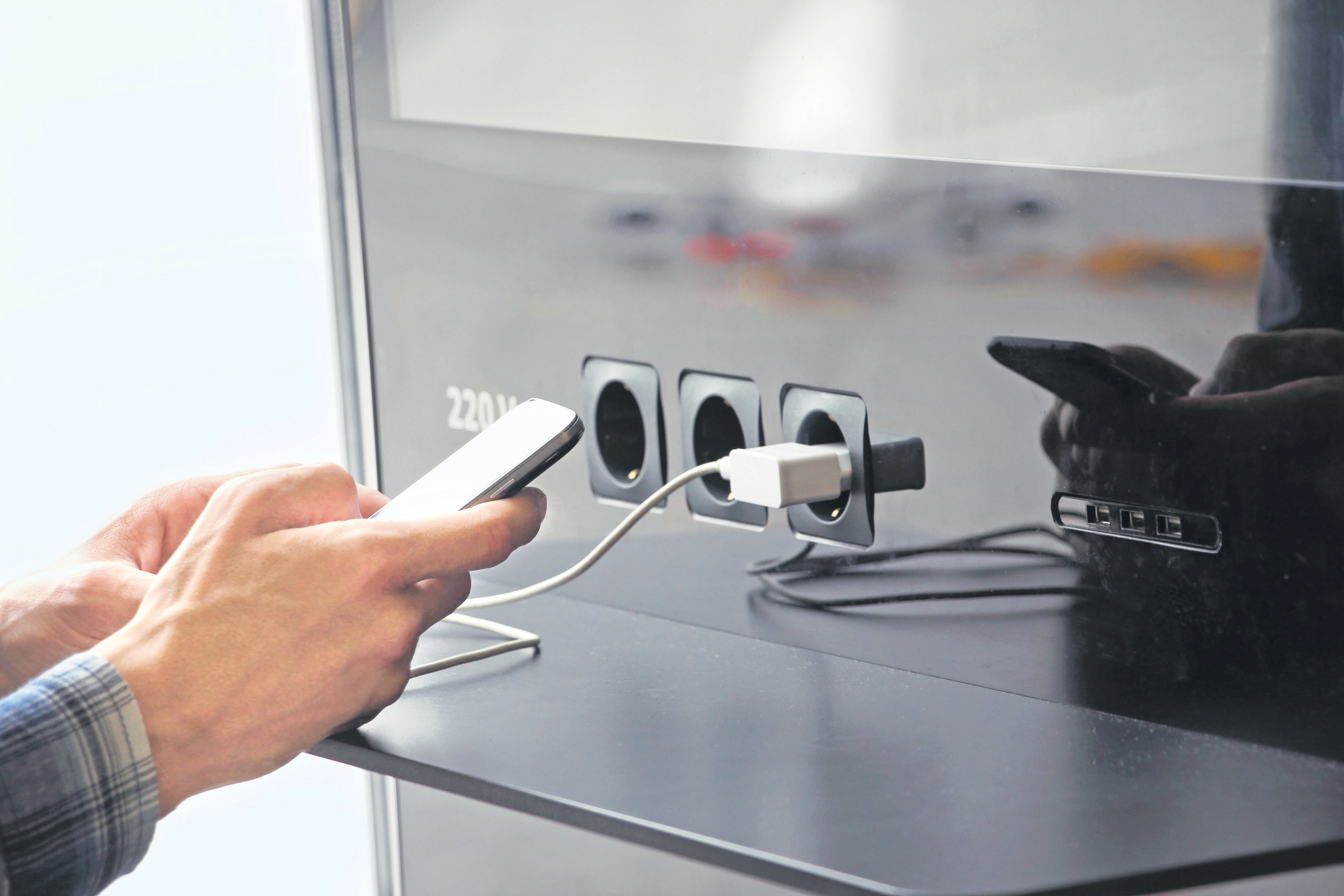 This small charging habit can leak your photos, passwords, money!