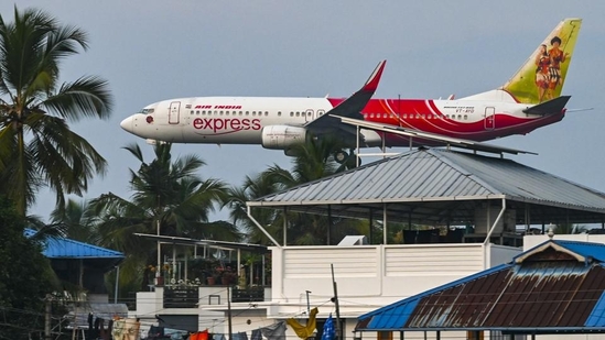 Doctor kicked off flight after mid‑air threat to crash the plane