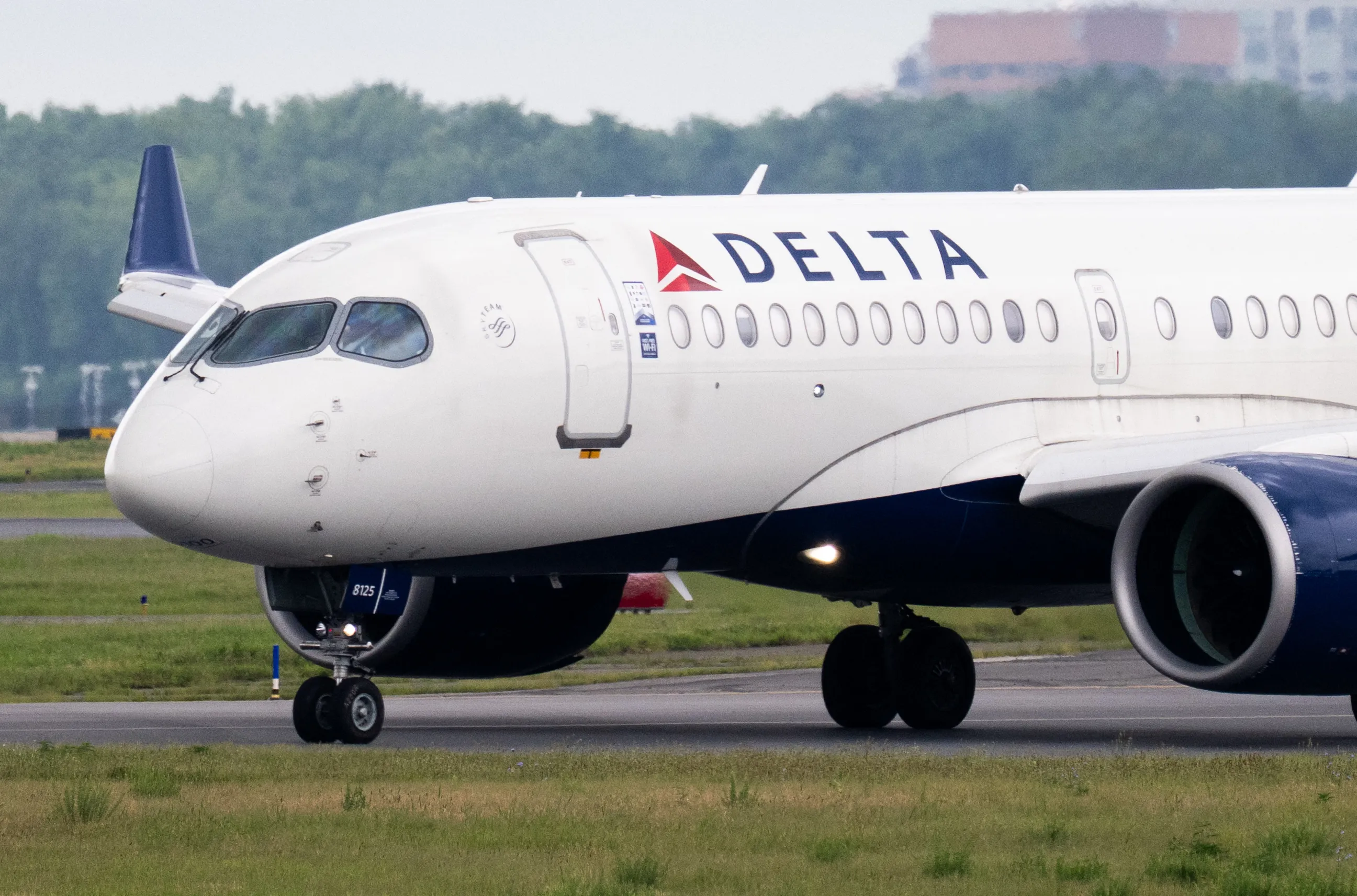 25 Injured after Delta flight hit by severe Turbulence!