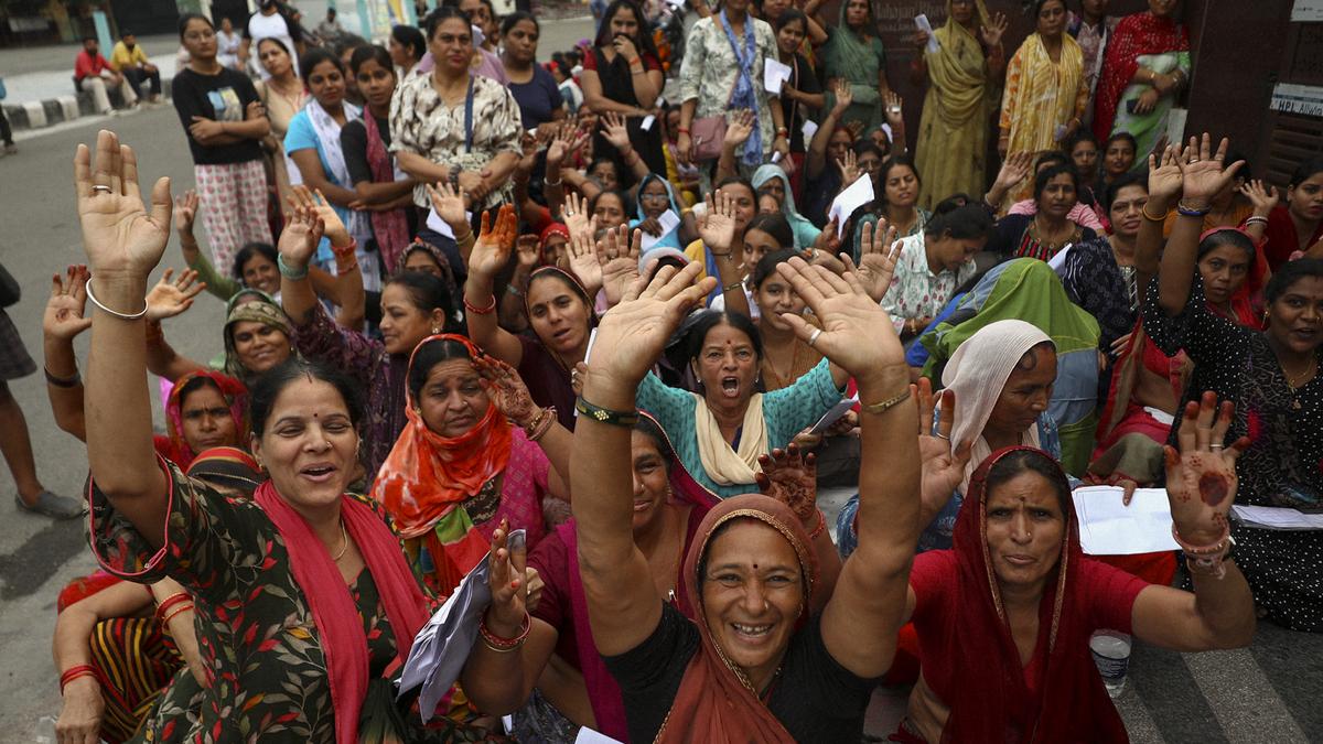 6,411 Pilgrims leave Jammu for Amarnath in third batch amid tight security!