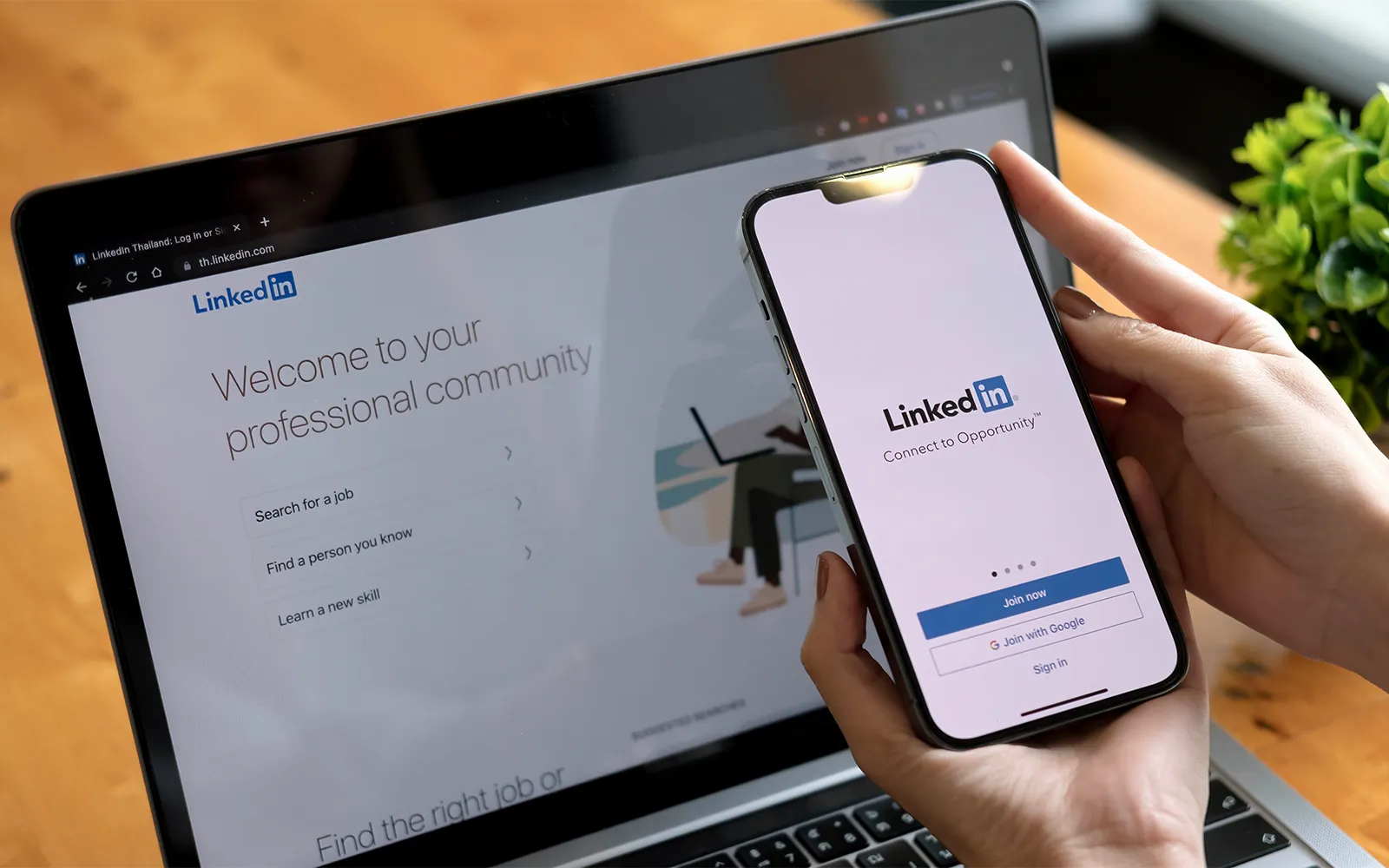 Posting this on LinkedIn in 2025? Stop-It’s Killing Your Reach!