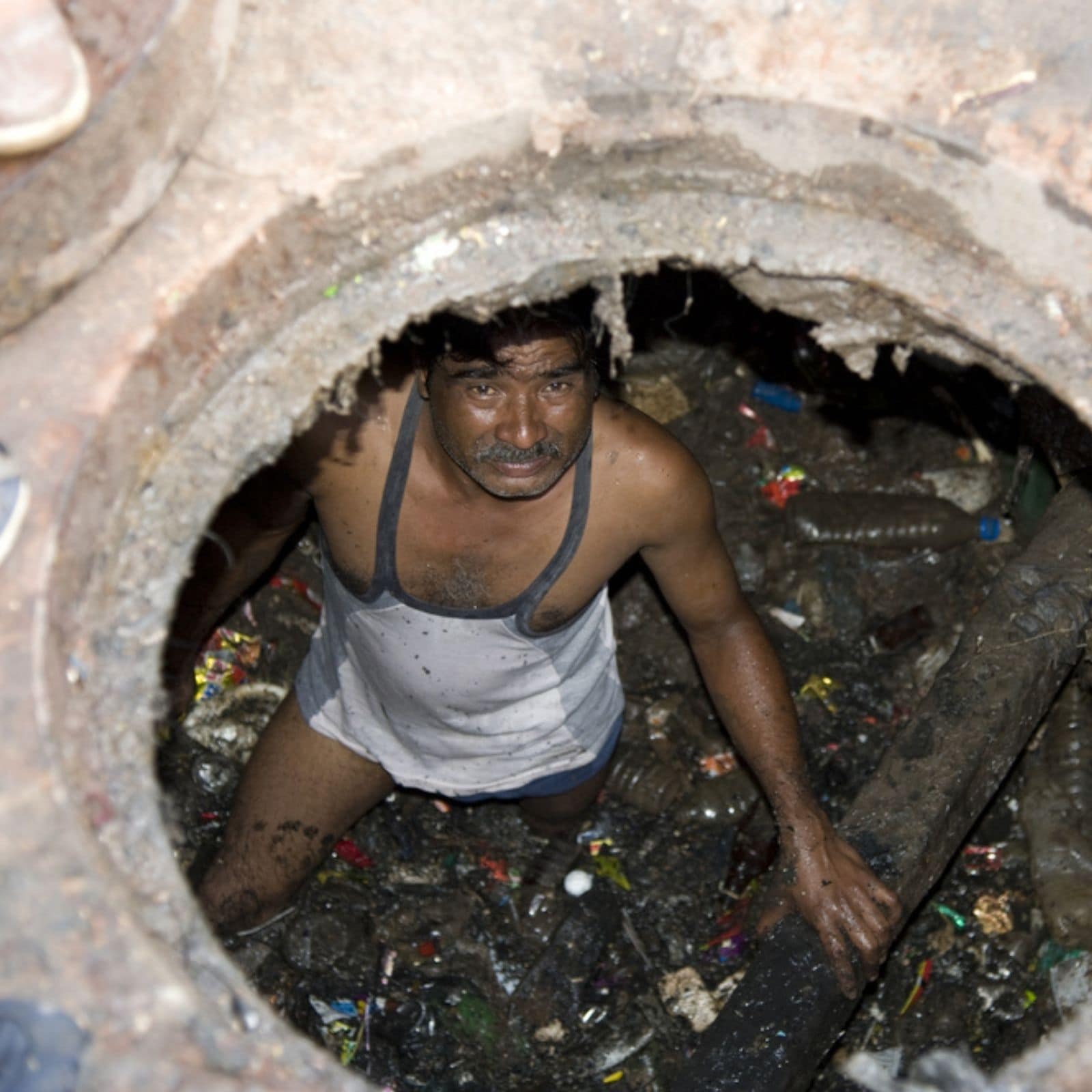 4 workers sent to retrieve gold from septic tank without safety die in Jaipur!