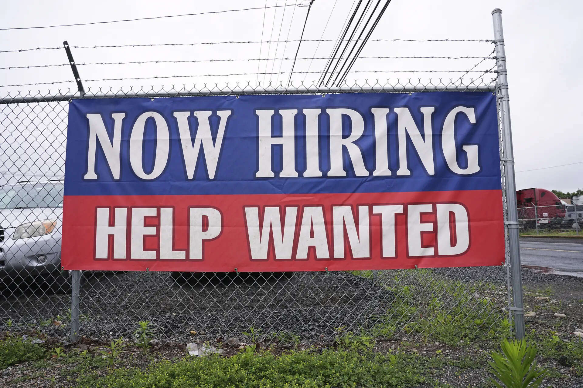 US jobless claims drop to 227,000, signalling a still‑healthy labor market!