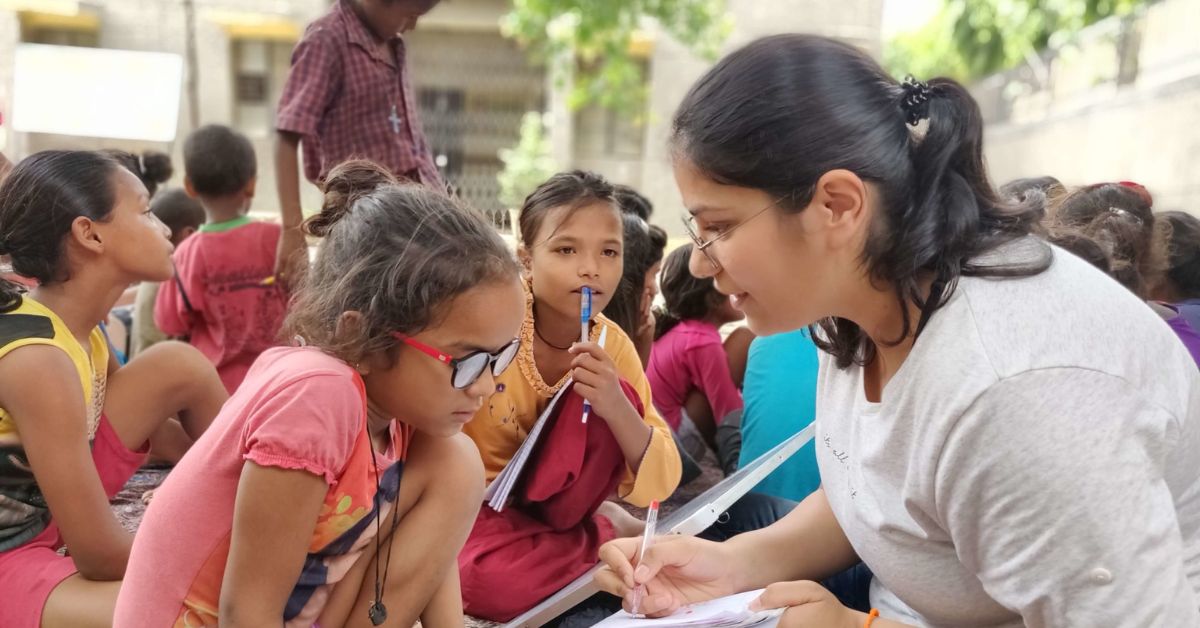 Delhi’s street school educates 5000+ slum kids without a single classroom!