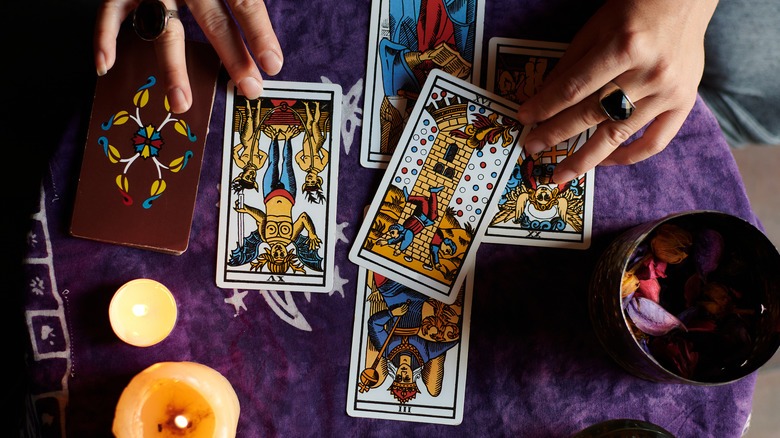 How does tarot card reading works?