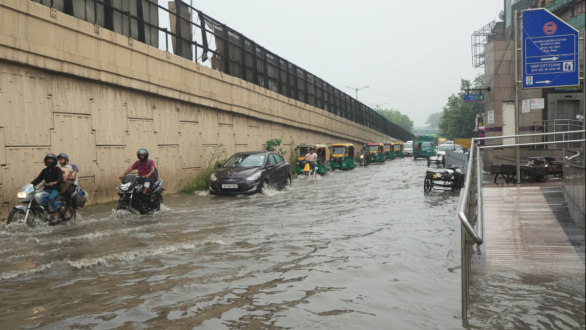 Delhi wakes up to overnight showers and more Rain warnings!