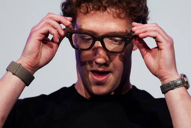 Meta unveils display Glasses with AI, Gesture wristband!