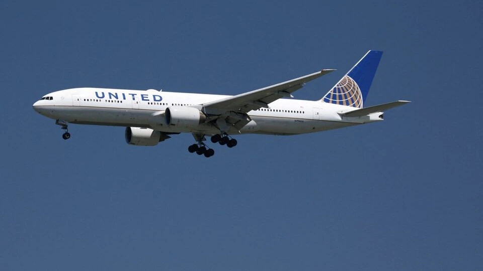 Boeing 787 Dreamliner declares Mayday at 5,000 feet!